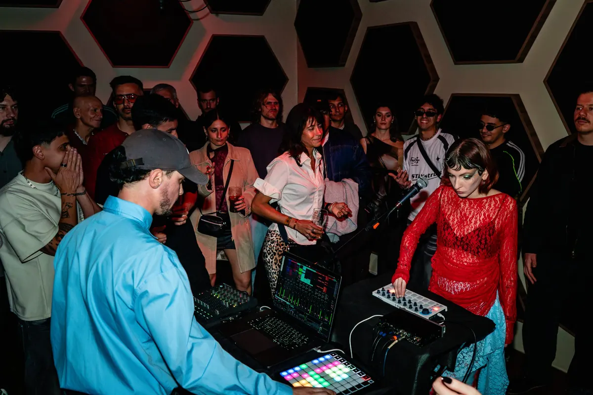 Live set at ESPEJISMOS LIVE, audience gathered around the performers